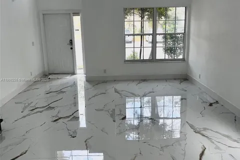 9454 NW 8th Cir, Plantation FL 33324