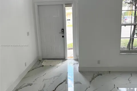 9454 NW 8th Cir, Plantation FL 33324