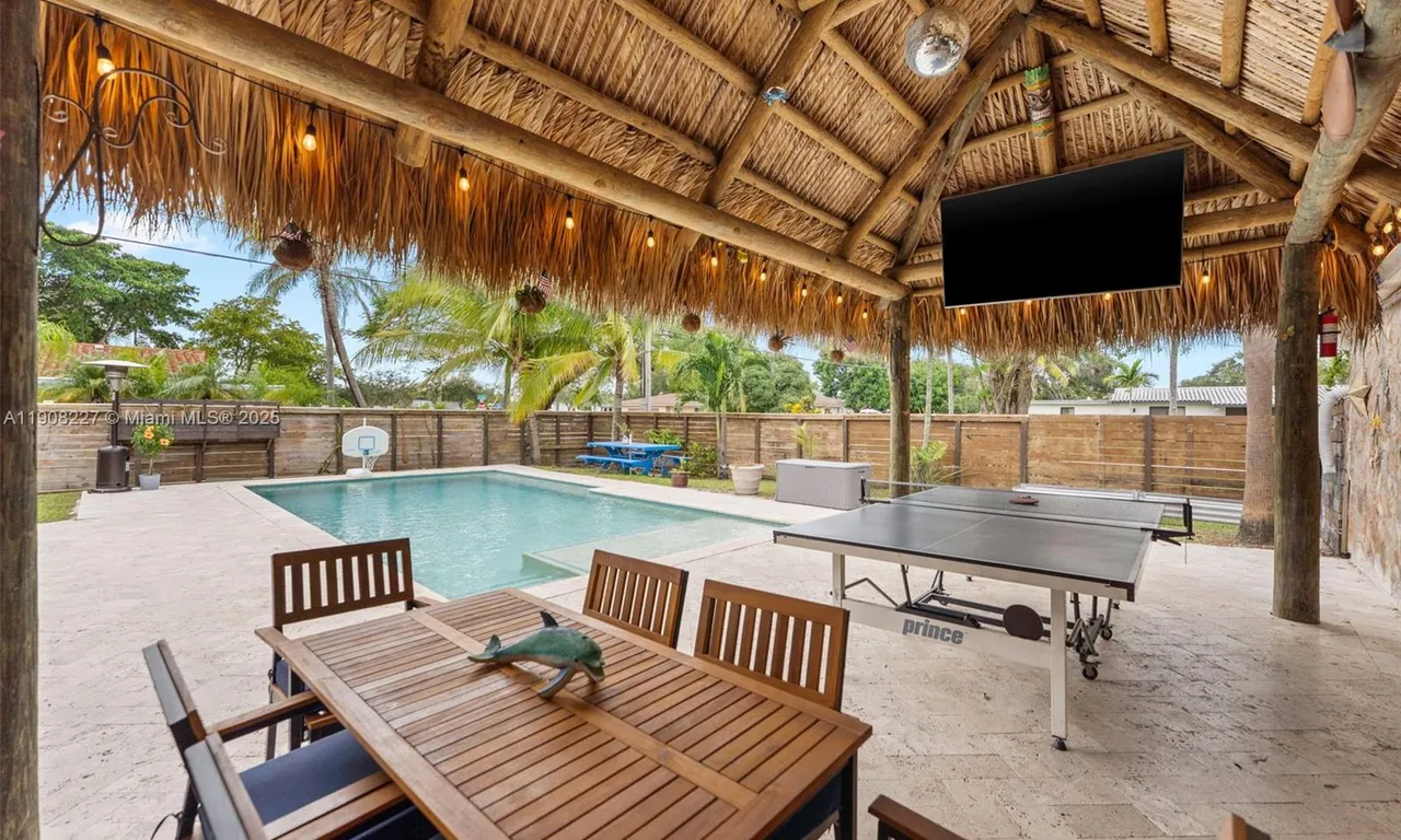 1220 E Hawthorne Cir, Hollywood FL 33021