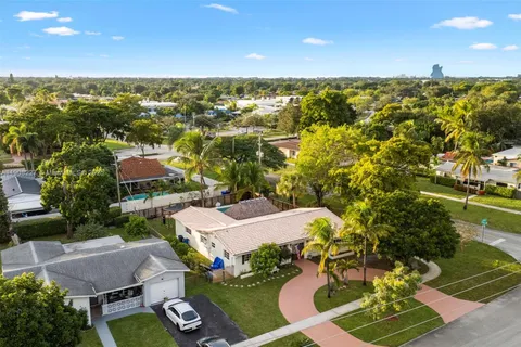 1220 E Hawthorne Cir, Hollywood FL 33021