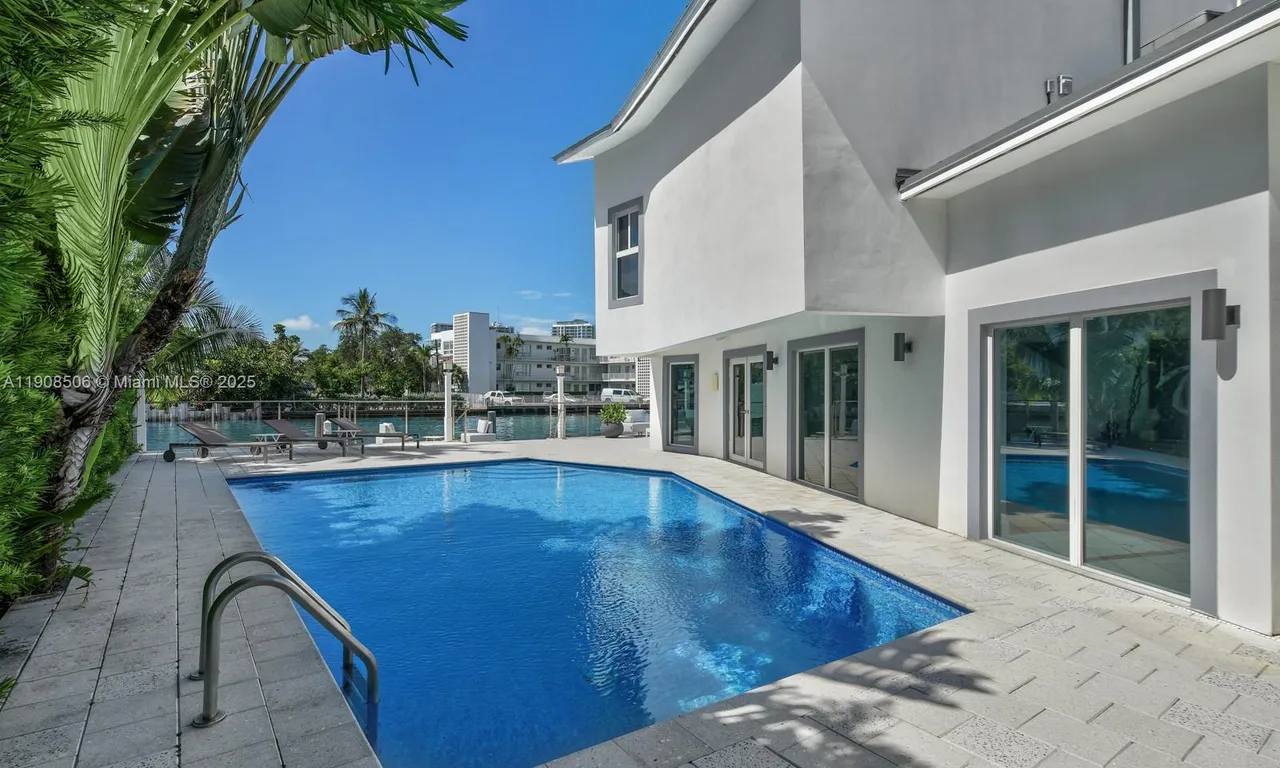 1040 S Shore Dr, Miami Beach FL 33141