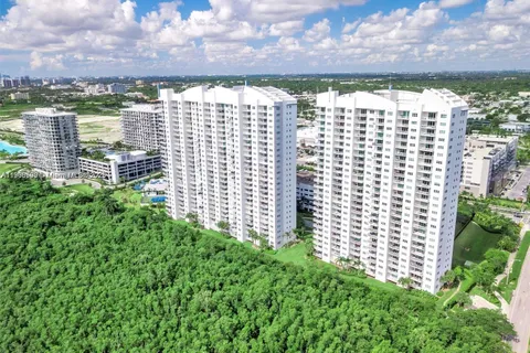 15051 Royal Oaks Ln # 2301, North Miami FL 33181