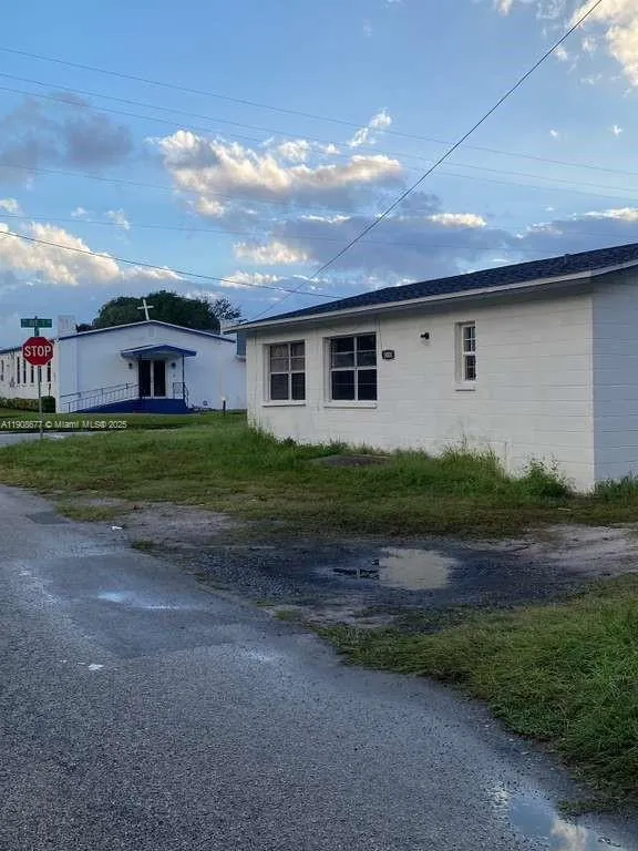 1001 N 16th Ct, Fort Pierce FL 34950