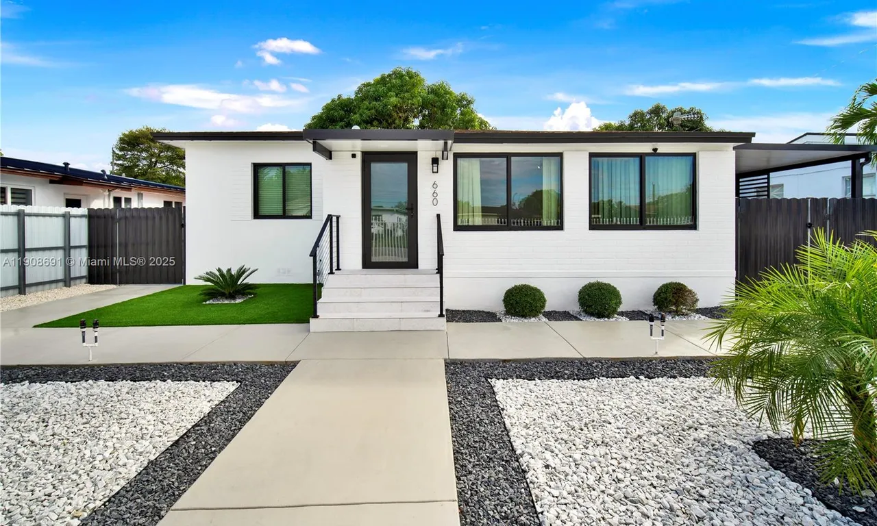 660 E 38th St, Hialeah FL 33013