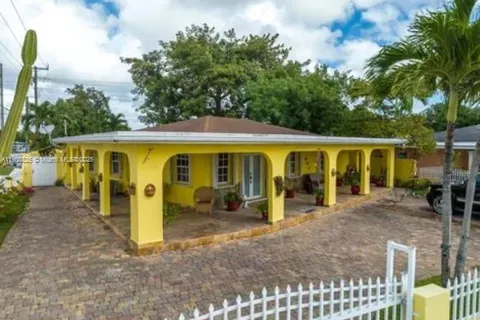 880 E 28th St, Hialeah FL 33013