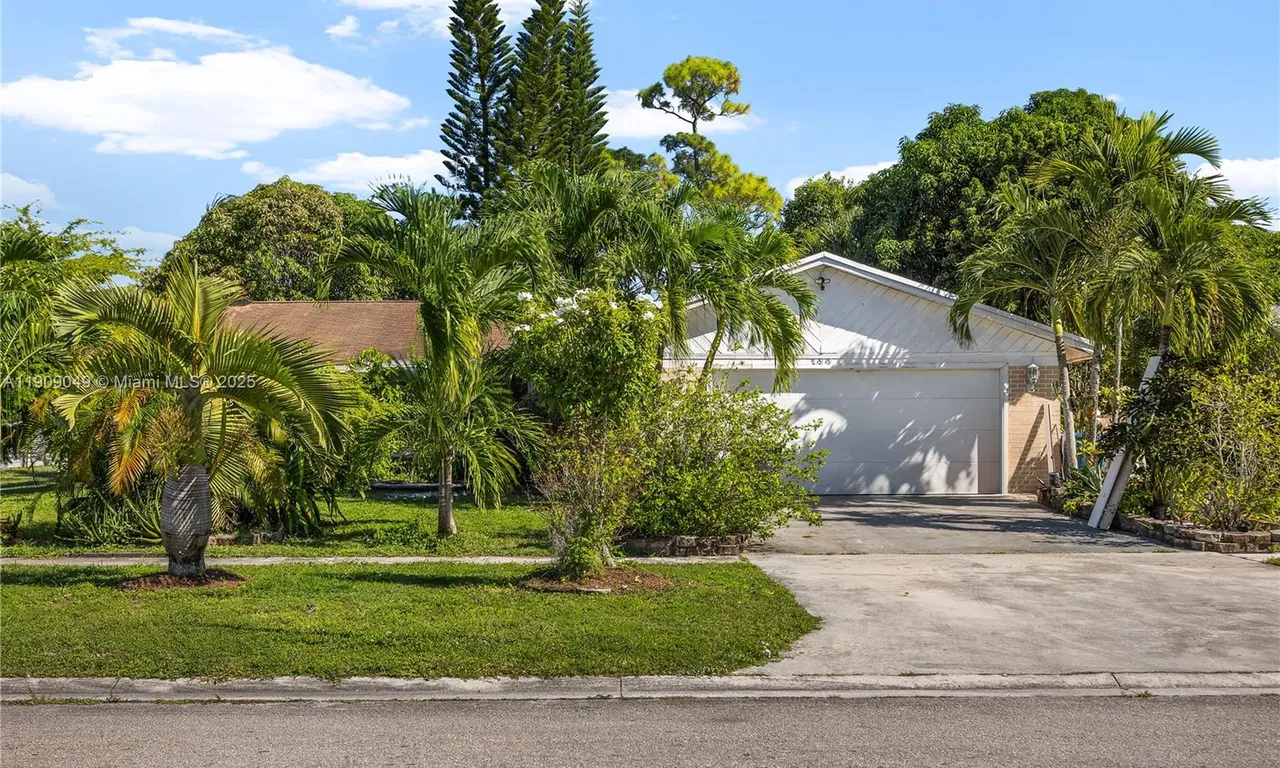 100 N Park Rd N, Royal Palm Beach FL 33411