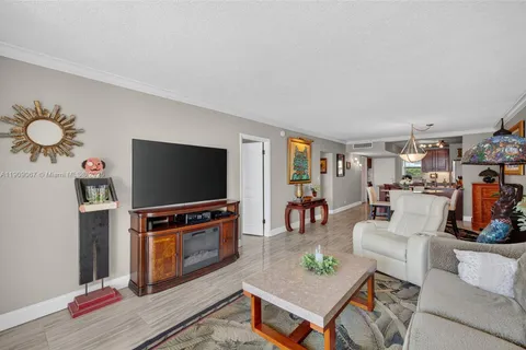 121 Golden Isles Dr # 205, Hallandale Beach FL 33009