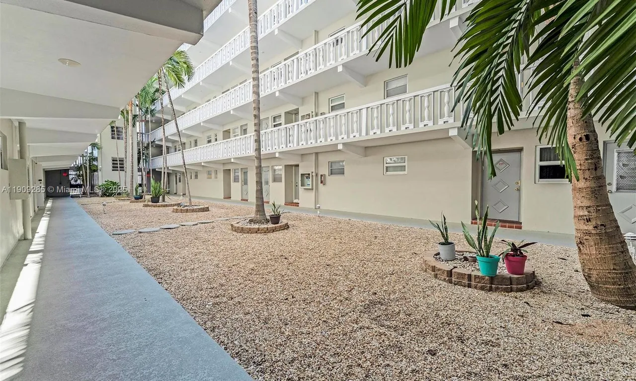 330 SE 2nd St # 103G, Hallandale Beach FL 33009