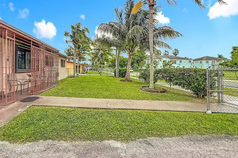 748 NW 2nd St, Florida City FL 33034