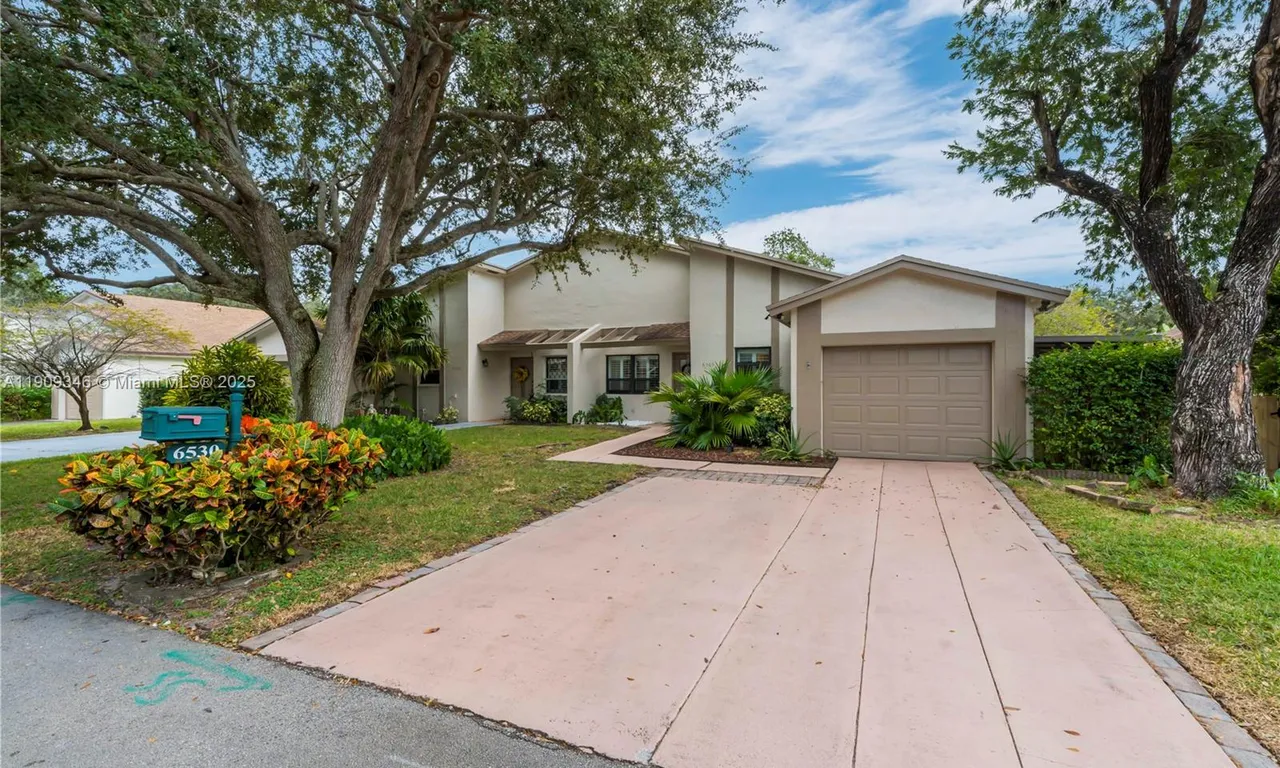 6530 NW 4th St, Plantation FL 33317