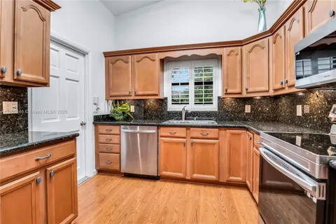 6530 NW 4th St, Plantation FL 33317