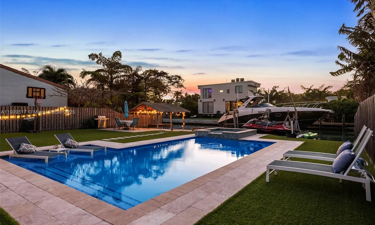 7940 Hawthorne Ave, Miami Beach FL 33141