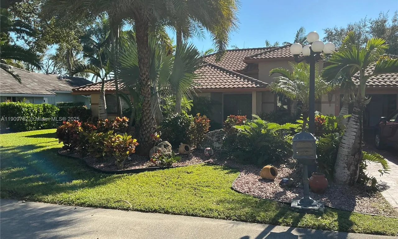 2720 Oak Tree Ln, Oakland Park FL 33309