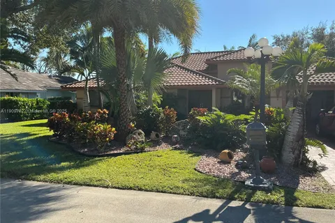 2720 Oak Tree Ln, Oakland Park FL 33309