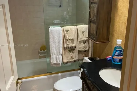 2720 Oak Tree Ln, Oakland Park FL 33309