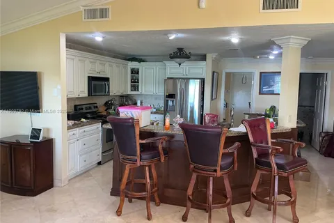 2720 Oak Tree Ln, Oakland Park FL 33309