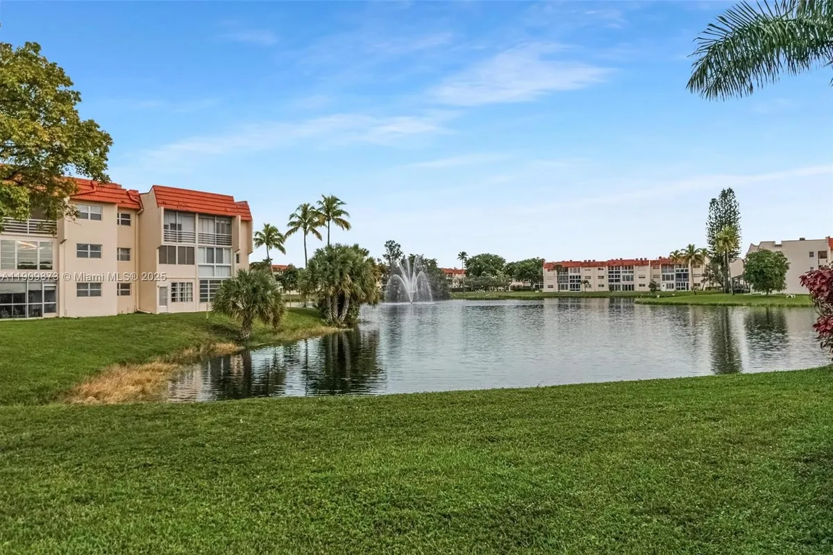 8000 N Sunrise Lakes Dr # 207, Sunrise FL 33322