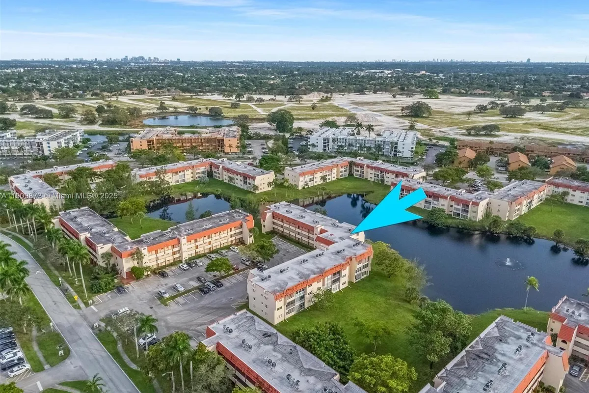 8000 N Sunrise Lakes Dr # 207, Sunrise FL 33322