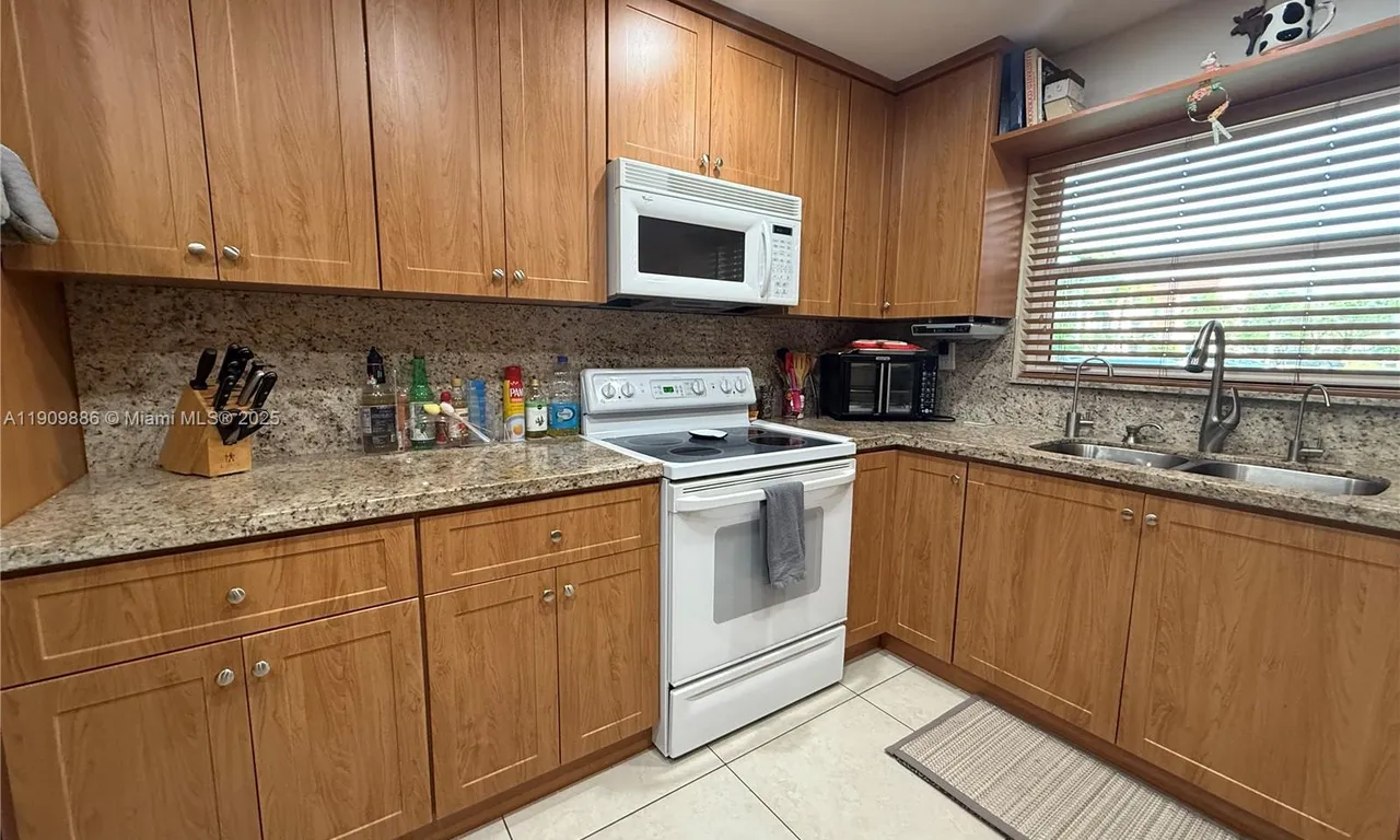 9741 Sunrise Lakes Blvd # 107, Sunrise FL 33322