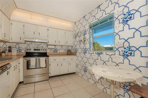 2800 Somerset Dr # 402J, Lauderdale Lakes FL 33311