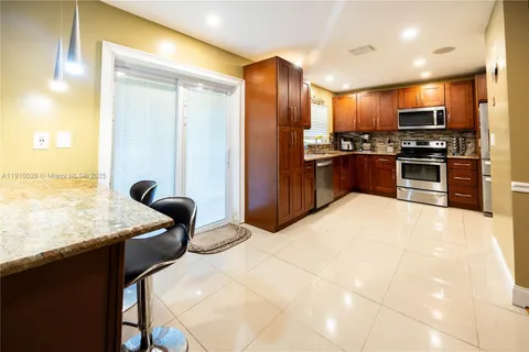 11351 NW 37th St, Coral Springs FL 33065