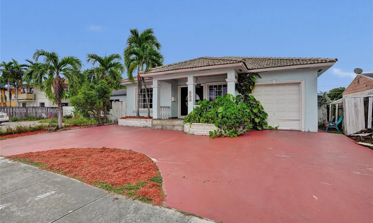 652 SE 8th St, Hialeah FL 33010