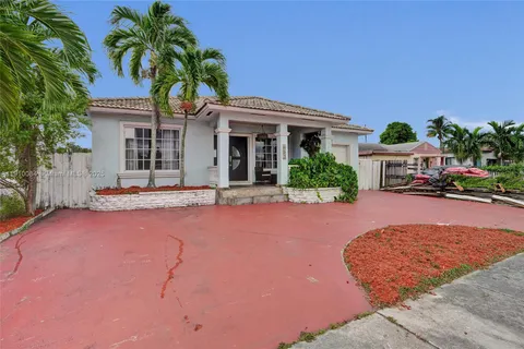 652 SE 8th St, Hialeah FL 33010
