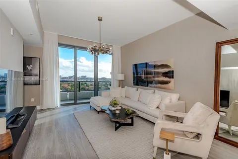 2960 NE 207th St # 1112, Aventura FL 33180