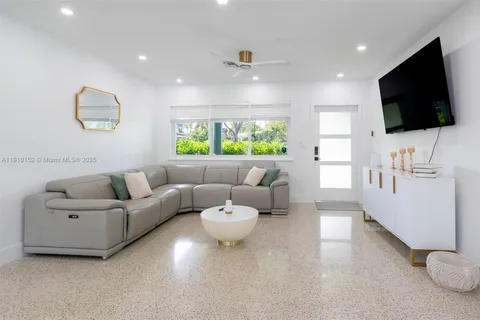 121 SE 7th St, Pompano Beach FL 33060