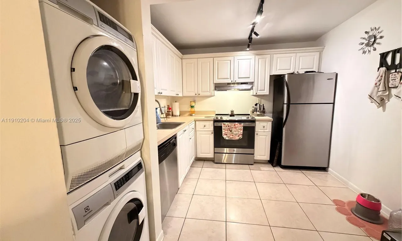 711 N Pine Island Rd # 107, Plantation FL 33324