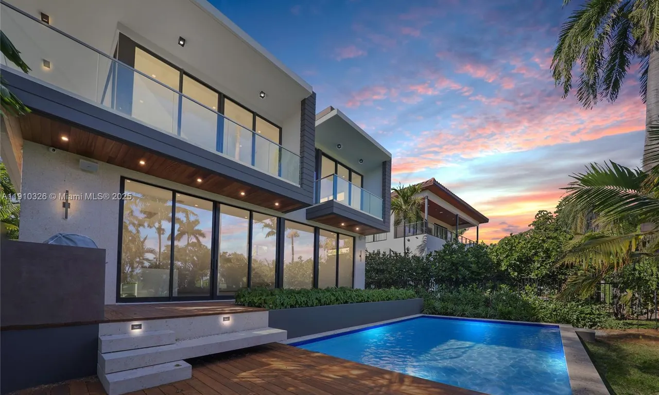 5825 Alton Rd, Miami Beach FL 33140