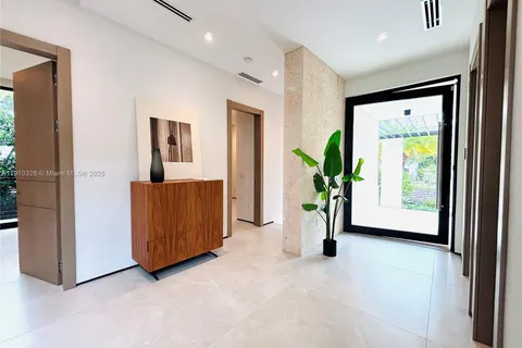 5825 Alton Rd, Miami Beach FL 33140