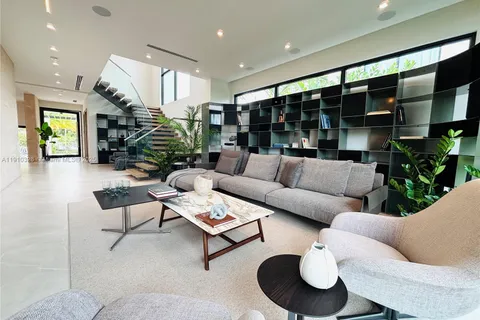 5825 Alton Rd, Miami Beach FL 33140