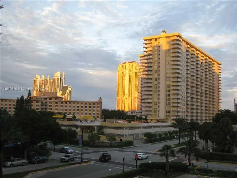 231 174th ST # 320, Sunny Isles Beach FL 33160