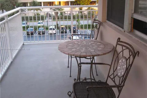 231 174th ST # 320, Sunny Isles Beach FL 33160