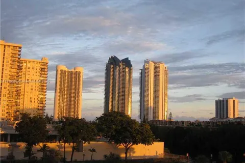 231 174th ST # 320, Sunny Isles Beach FL 33160