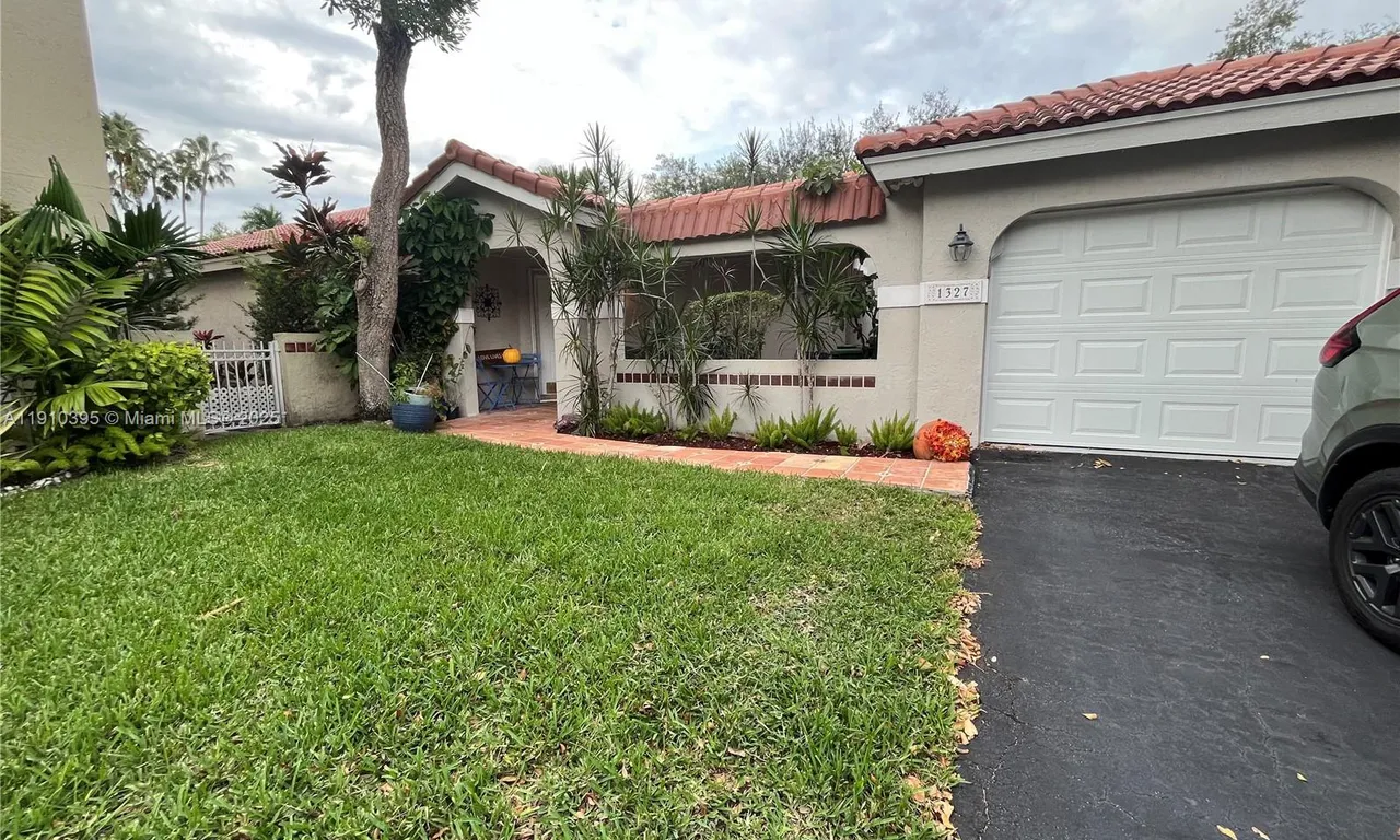 1327 Seagrape Cir, Weston FL 33326