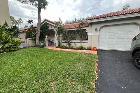1327 Seagrape Cir, Weston FL 33326