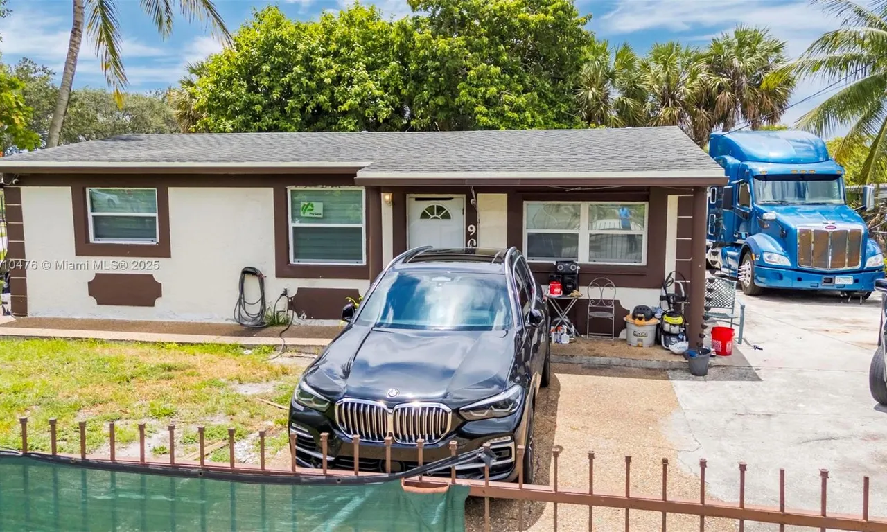 901 NW 34th Ter, Lauderhill FL 33311