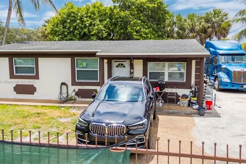 901 NW 34th Ter, Lauderhill FL 33311