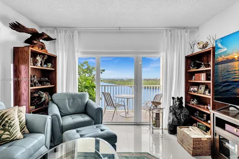 300 Bayview Dr # 902, Sunny Isles Beach FL 33160