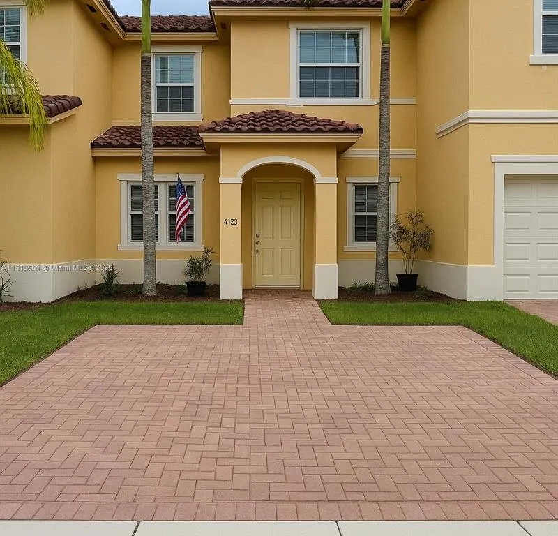 4123 NE 24th St, Homestead FL 33033