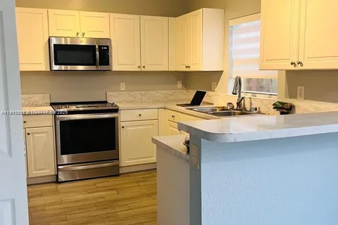 4123 NE 24th St, Homestead FL 33033