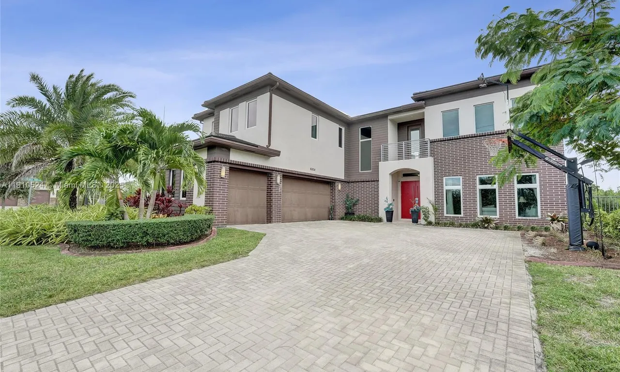 6804 N Stillwater Shores Dr, Davie FL 33314