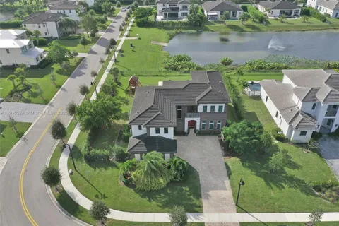 6804 N Stillwater Shores Dr, Davie FL 33314