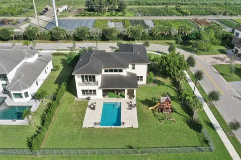 6804 N Stillwater Shores Dr, Davie FL 33314