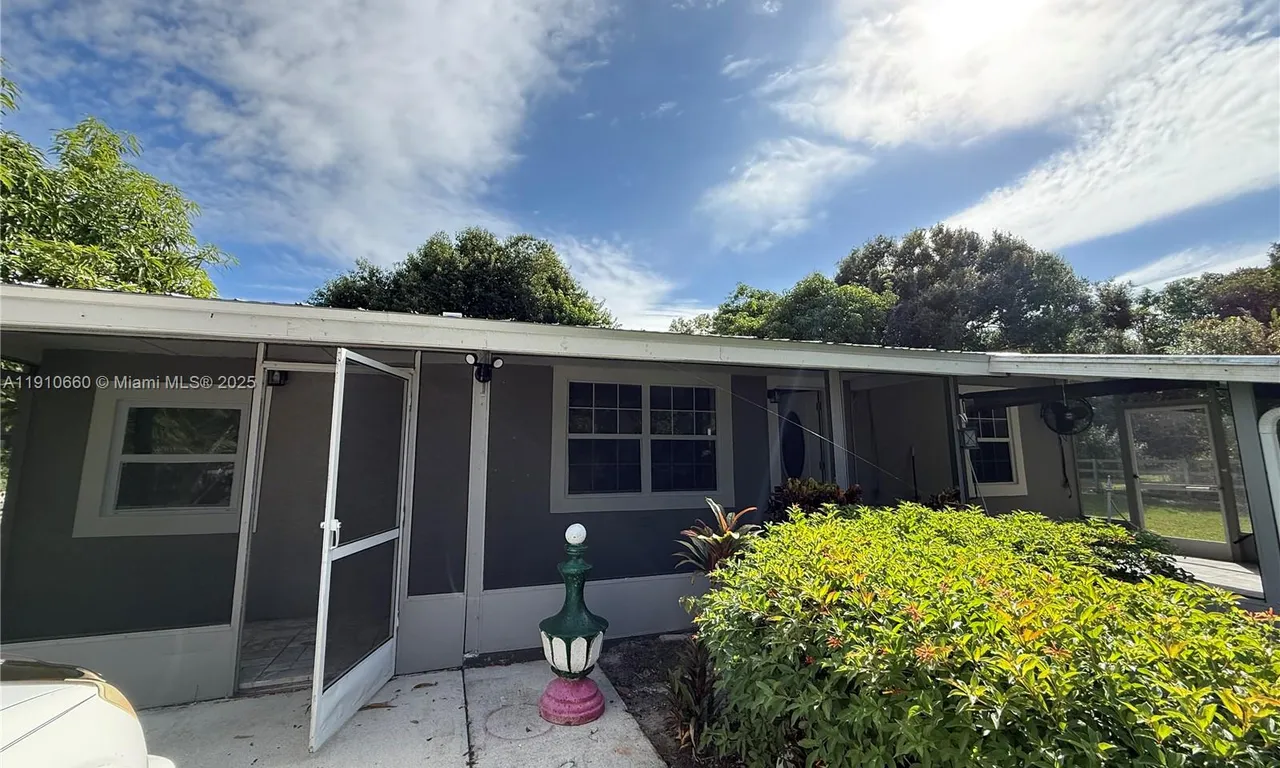 327 Mongomery Ave, Fort Myers FL 33905