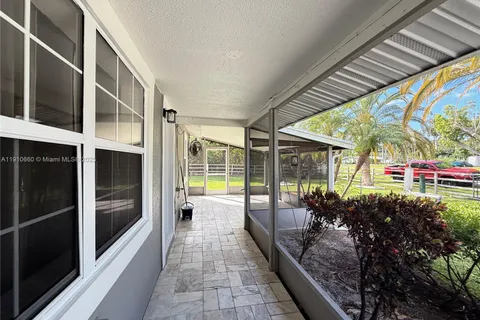 327 Mongomery Ave, Fort Myers FL 33905