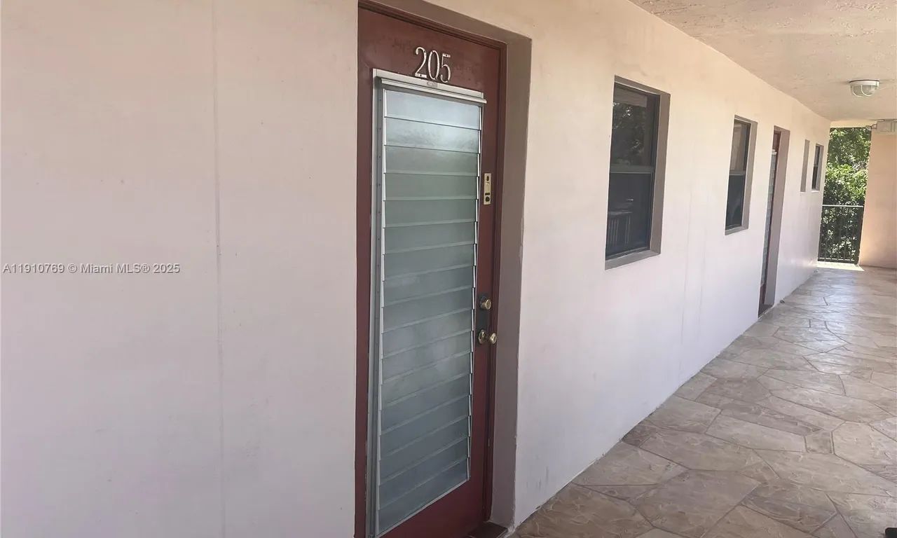 10123 Sunrise Lakes Blvd # 205, Sunrise FL 33322