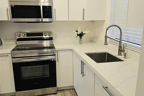 10123 Sunrise Lakes Blvd # 205, Sunrise FL 33322